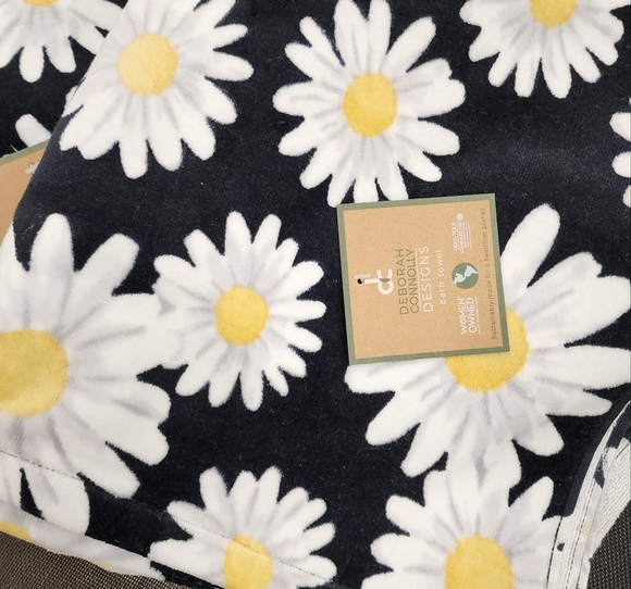 Deborah Connolly 2 Bath Towels Daisy Floral Black Yellow White OEKO-TEX